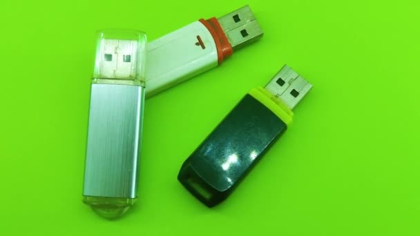 Yeşil Arkaplanda Usb Bilgisayar Flaş Kartları Belleği — Stok video