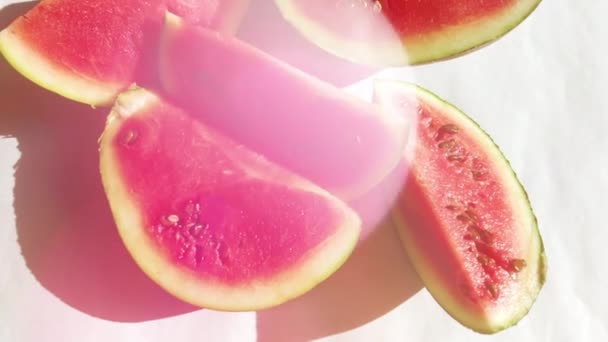 Scheiben Reife Wassermelone Auf Weißem Hintergrund — Stockvideo