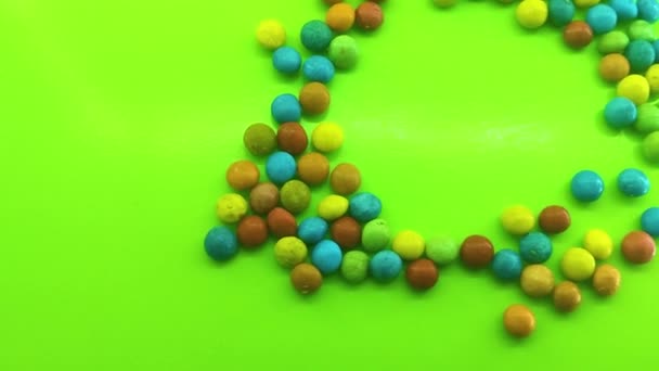 Sfondo Molte Caramelle Multicolori Cioccolatini Smalto Sfondo Verde — Video Stock