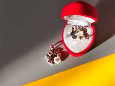 Nişan yüzüğü hediye kutusunda.