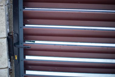 Modern perdeler çitler, kepenkler, hoparlörler