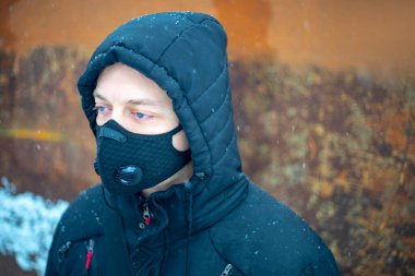 Şiddetli kar yağışı sırasında maske takan adam.