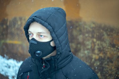 Şiddetli kar yağışı sırasında maske takan adam.