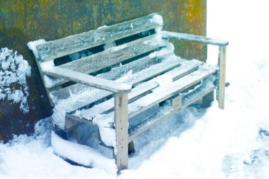 Bahçe ahşap bankı Kış günü karla kaplı