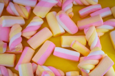 Pembe arka planda şekerlemeler, yakın plan.