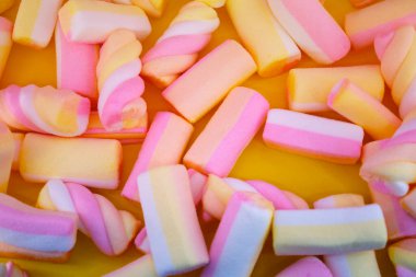 Pembe arka planda şekerlemeler, yakın plan.