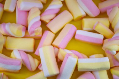 Pembe arka planda şekerlemeler, yakın plan.