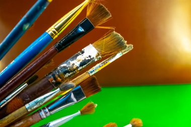 Yeşil arka planda boya için eski fırçalar