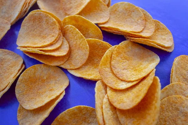 Potatischips Isolerad Blå Bakgrund — Stockfoto