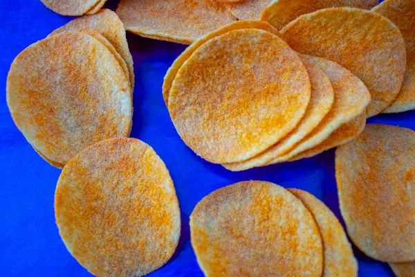 Potatischips Isolerad Blå Bakgrund — Stockfoto