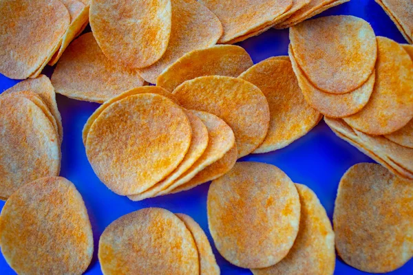 Potatischips Isolerad Blå Bakgrund — Stockfoto