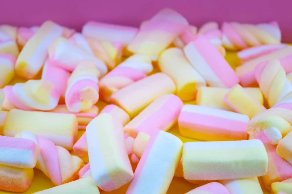 粉红背景的棉花糖 — 图库照片