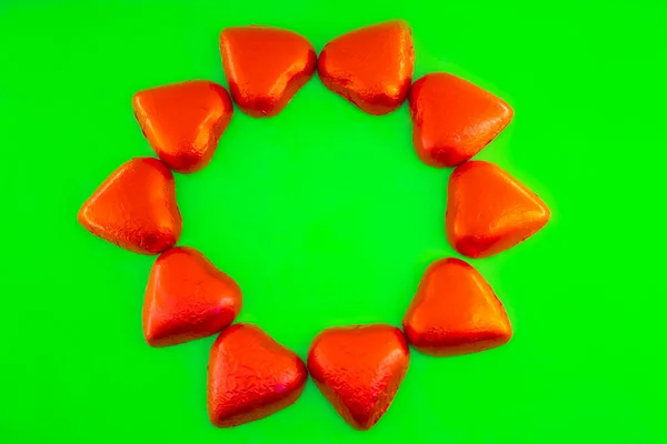 Bonbons Chocolat Forme Coeurs Sur Fond Vert — Photo