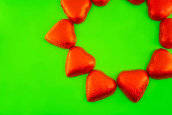 Chocolade Snoepjes Vorm Van Harten Groene Achtergrond — Stockfoto