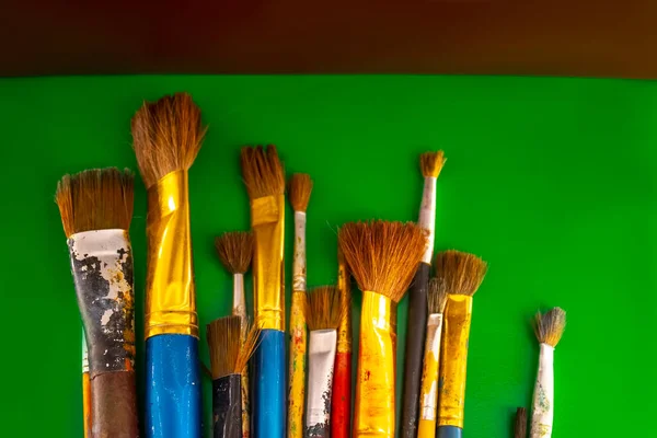 Old Brushes Paint Green Background — Stock Photo, Image
