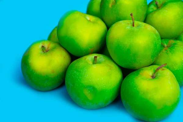 Gröna Äpplen Blå Bakgrund Frukter — Stockfoto