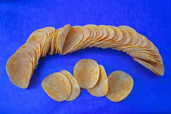 Potatischips Isolerad Blå Bakgrund — Stockfoto