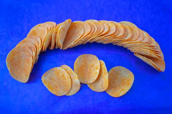 Potatischips Isolerad Blå Bakgrund — Stockfoto