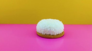 Pembe arka planda çikolatalı bulanık gofretler.