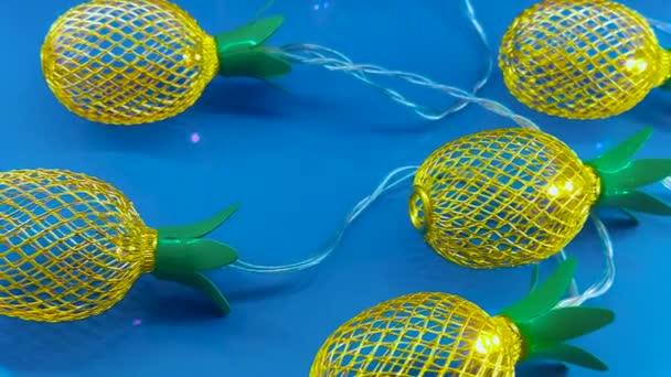 Guirlande Lumières Forme Ananas Sur Fond Bleu — Video