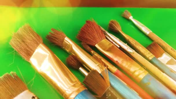 Escovas Antigas Para Pintura Sobre Fundo Verde — Vídeo de Stock
