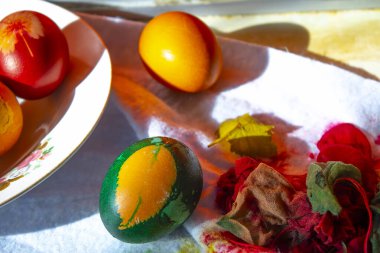 Geleneksel paskalya yumurtaları yapraklarla boyanmış. Hafif Paskalya tatili. Dini gelenekler.