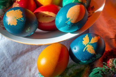 Geleneksel paskalya yumurtaları yapraklarla boyanmış. Hafif Paskalya tatili. Dini gelenekler.