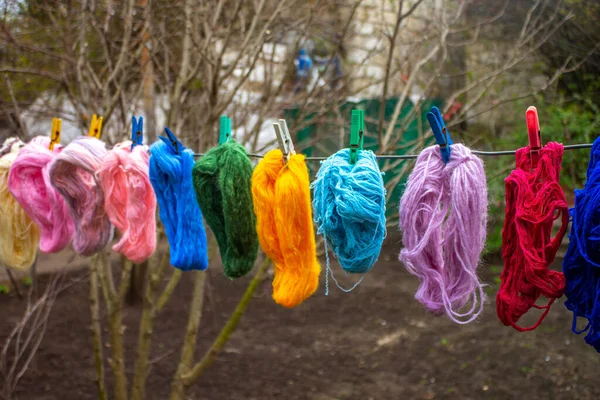 Wollen Kleurrijke Draden Hangen Een Waslijn Met Wasknijpers Buiten — Stockfoto