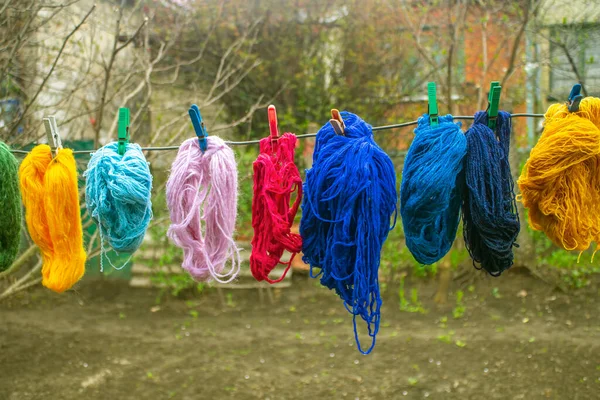 Hilos Lana Colores Están Colgando Tendedero Con Pinzas Ropa Aire — Foto de Stock