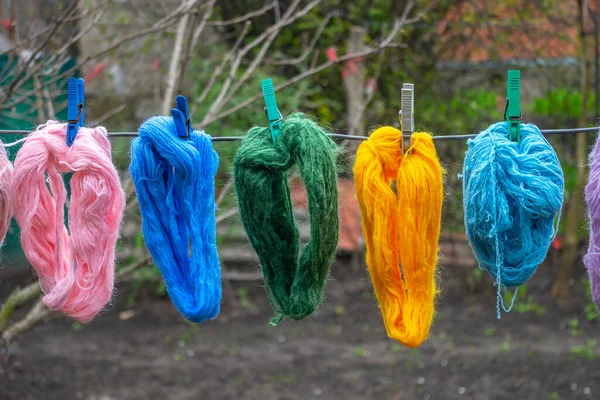 Hilos Lana Colores Están Colgando Tendedero Con Pinzas Ropa Aire — Foto de Stock