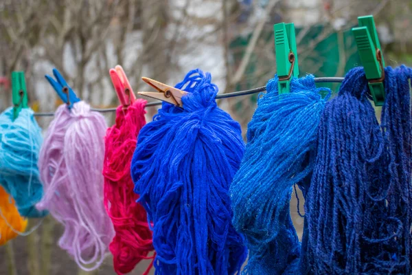 Hilos Lana Colores Están Colgando Tendedero Con Pinzas Ropa Aire — Foto de Stock