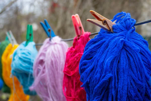 Wollen Kleurrijke Draden Hangen Een Waslijn Met Wasknijpers Buiten — Stockfoto