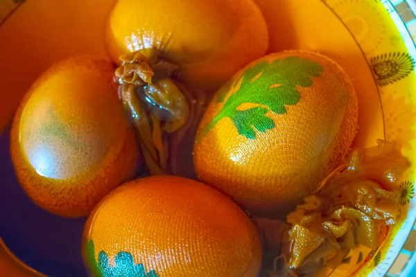 Telur Paskah Tradisional Dicelup Dengan Daun Liburan Paskah Ringan Tradisi — Stok Foto