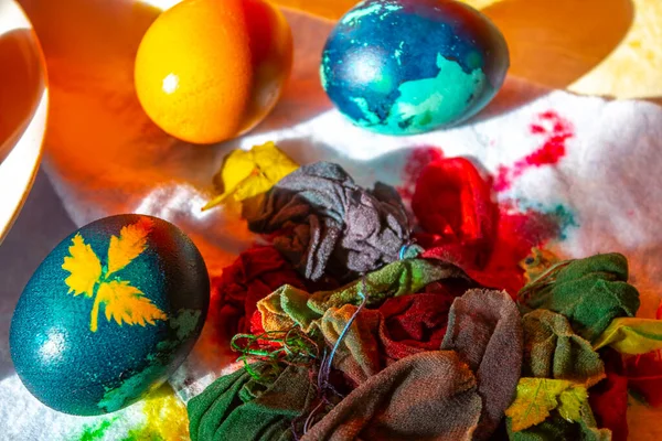 Tradiční Velikonoční Vejce Obarvená Listím Velikonoční Svátky Náboženské Tradice — Stock fotografie