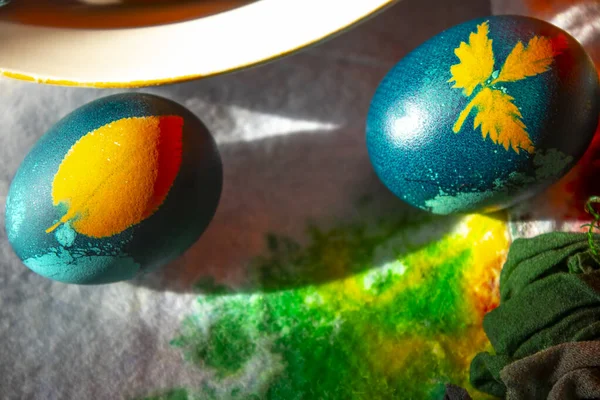 Geleneksel Paskalya Yumurtaları Yapraklarla Boyanmış Hafif Paskalya Tatili Dini Gelenekler — Stok fotoğraf