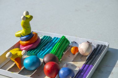 Kil heykel konseptinin biçim ve renkleri.