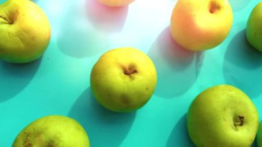 mavi arkaplanda yeşil elma, meyveler