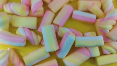 Pembe arka planda şekerlemeler, yakın plan..