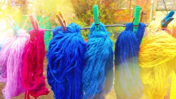 Yünlü Renkli Iplikler Dışarıda Çamaşır Mandallarıyla Bir Çamaşır Ipinde Asılı — Stok video