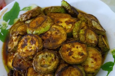 Izgara kabak, sarımsaklı ve biberiyeli kabak.