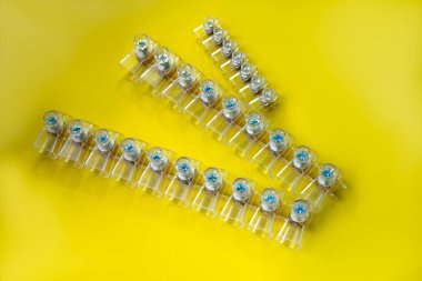 Elektrik kablolarına bağlanmak için 12 kontak üzerine terminal bloğu. Beyaz plastik elektrik terminali bloğu