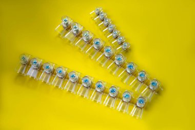 Elektrik kablolarına bağlanmak için 12 kontak üzerine terminal bloğu. Beyaz plastik elektrik terminali bloğu