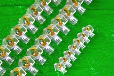 Elektrik kablolarına bağlanmak için 12 kontak üzerine terminal bloğu. Beyaz plastik elektrik terminali bloğu