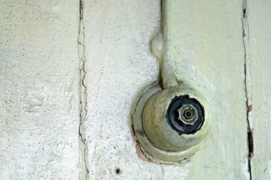 Duvarda eski tip bakalit lamba düğmesi var.