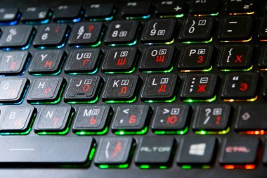 Renkli bilgisayar klavyesinin yakın plan görüntüsü
