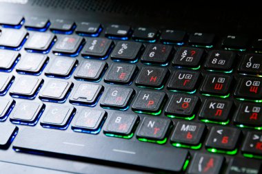 Renkli bilgisayar klavyesinin yakın plan görüntüsü