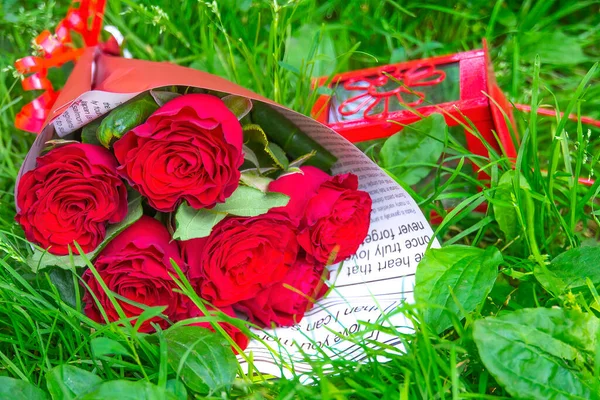Schöner Roter Rosenstrauß Edle Rote Rosen Mit Leuchtendem Bokeh — Stockfoto