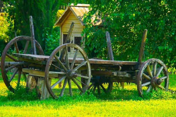 夏天在村子里有一辆旧木车 — 图库照片