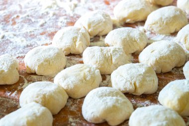 Mutfak masasında üç top taze ev yapımı buğday hamuru. Ev yapımı. Pizza pişirmek için Hamur, makarna ya da ekmek.