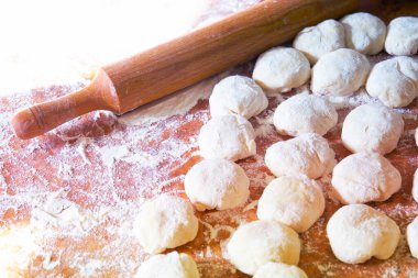 Mutfak masasında üç top taze ev yapımı buğday hamuru. Ev yapımı. Pizza pişirmek için Hamur, makarna ya da ekmek.